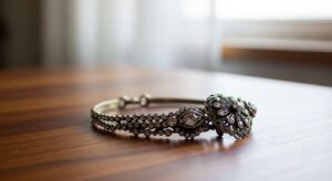 Il revient de loin : ce bijou vintage booste instantanément n’importe quel look