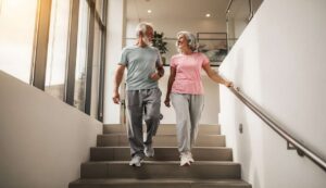 Escaliers vs ascenseur : une étude lie 5 étages par jour à 20 % de risque cardiovasculaire en moins chez les seniors
